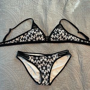 Xhilaration black and white Aztec swimsuit set SM